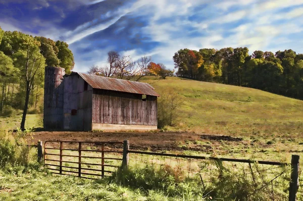 Ancienne grange sur le toit en étain — Photo