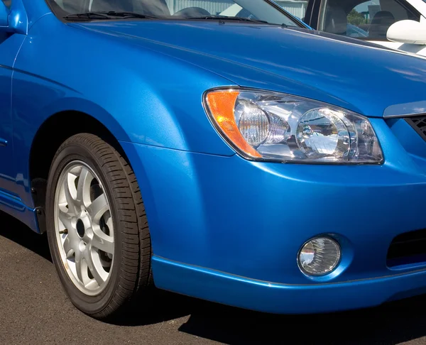 Frontpartie eines blauen Autos — Stockfoto
