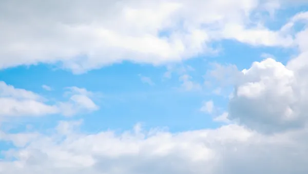 Weiche Wolken am blauen Himmel — Stockfoto