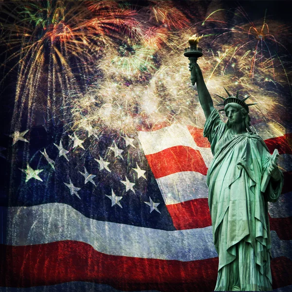 Standbeeld van Liberty & Fireworks Stockfoto