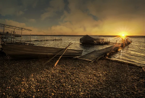 Amanecer del lago en el muelle — Foto de Stock