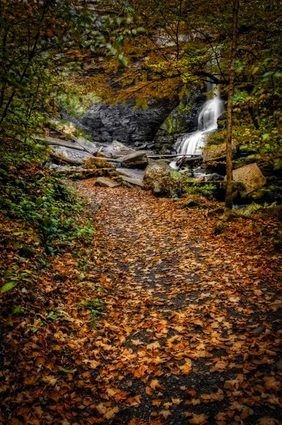 Belle cascade des hangars de vache — Photo