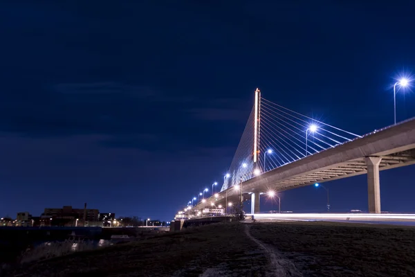 Γυαλί Βετεράνων πόλη skyway γέφυρα — Φωτογραφία Αρχείου