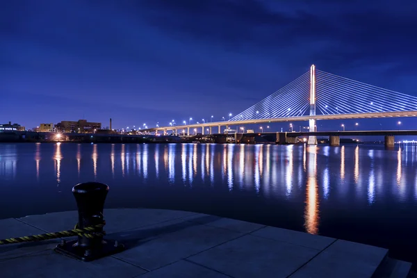 Мост Ветеранов через стеклянный город — стоковое фото
