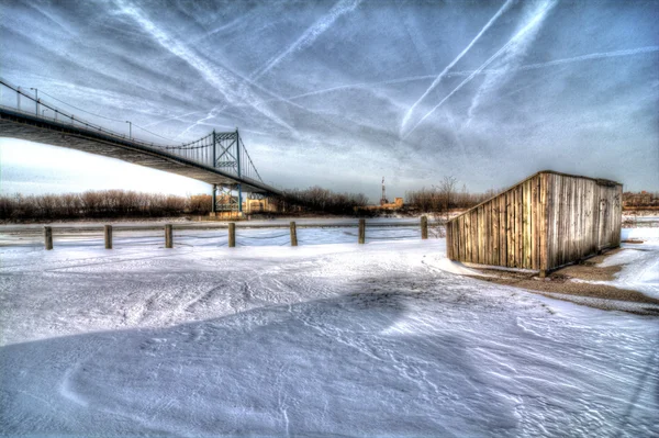 Ponte de suspensão de inverno — Fotografia de Stock