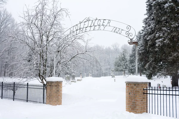 Snowy cmentarz — Zdjęcie stockowe