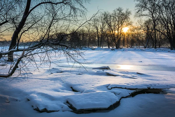 Bevroren rivier zonsopgang — Stockfoto