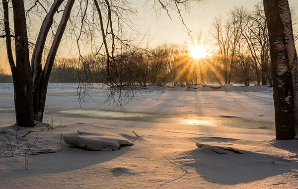 Bevroren rivier zonsopgang — Stockfoto