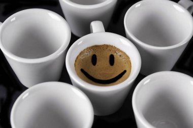 İçinde gülümseme olan kahve fincanı.