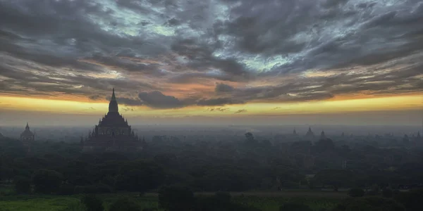 ミャンマーのバガン渓谷の日の出 — ストック写真