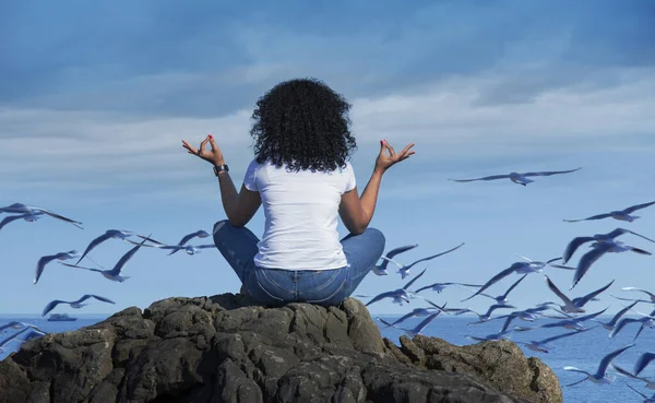 Mulher Com Meditação Posar Frente Mar — Fotografia de Stock