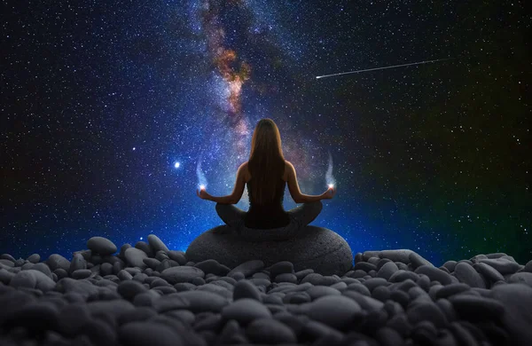 Frau Posiert Mit Yoga Vor Dem Universum — Stockfoto