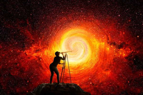 Patrząc Gwiazdy Przez Teleskop — Zdjęcie stockowe