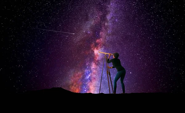 Дивлячись Зірки Через Телескоп — стокове фото