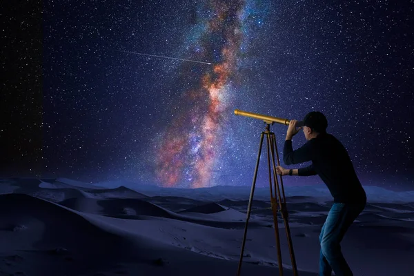 Дивлячись Зірки Через Телескоп — стокове фото
