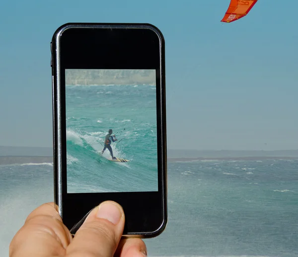 Tomando a piuctura de um kitesurfer — Fotografia de Stock