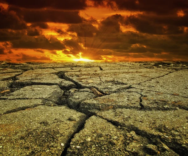 Puesta de sol en un paisaje seco caliente —  Fotos de Stock