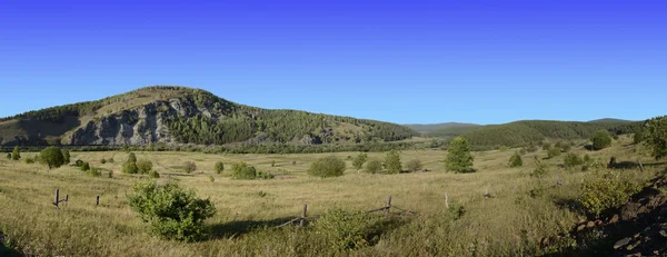 Krajobraz lato Ural. bear mountain niedaleko miasta ust katav. Zdjęcie Stockowe