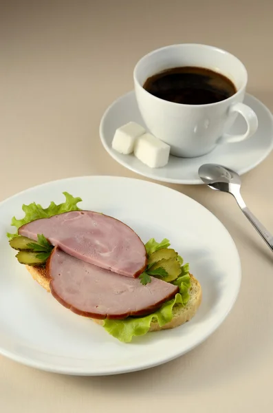Sandwich with ham and coffee. — Stock Photo, Image