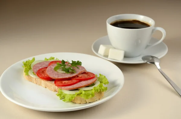 cervelat ve kahve ile sandviç.