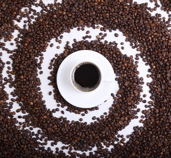 karşı kahve fincandan kahve taneleri.