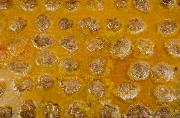 arka plandan soslu köfte.