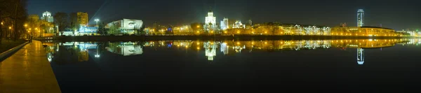 Noite Ekaterinburg City. Vista do teatro e da Igreja . — Fotografia de Stock