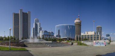 Yekaterinburg. Oktyabrskaya Meydanı. bölgesel yönetim. dramatik Tiyatrosu.