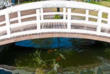 Sadece evli ahşap beyaz Köprüsü