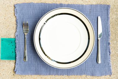 çatal ve bıçak ile akşam yemeği