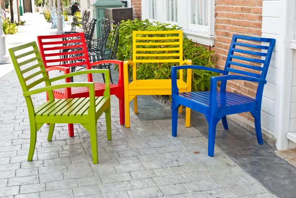 Kleurrijke houten stoelen op verschillende achtergrond — Stockfoto