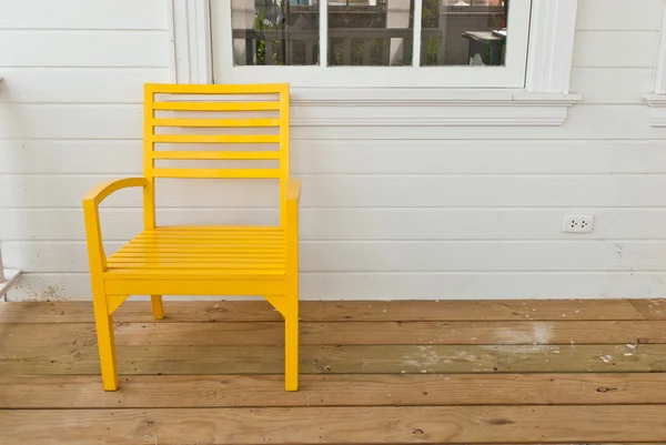 Çeşitli arka plan üzerinde renkli ahşap sandalye — Stok fotoğraf