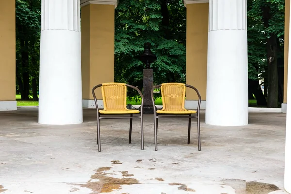 Zahradní židle přijata za slunného dne v Rusku — Stock fotografie