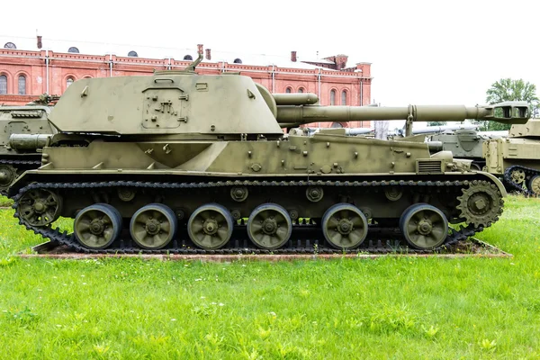 Винтажная российская военная машина на зеленой грации — стоковое фото