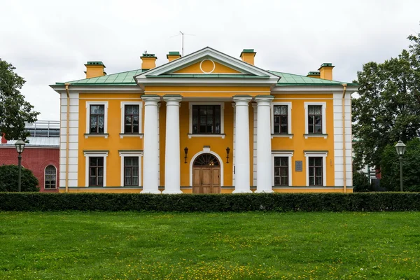 Old vitage Russian palace front view — Stock Photo, Image