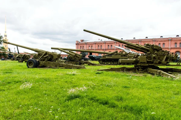 Old vintage Russian artillery systems and equipment on grass — Stock Photo, Image