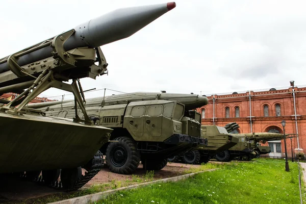 Ročník ruské vojenské vozidlo na zelené gras — Stock fotografie