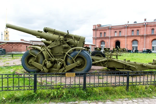 Oude vintage Russische artillerie systemen en apparatuur op gras — Stockfoto