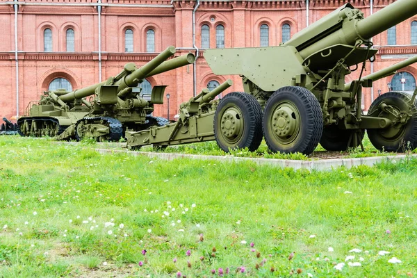 Старые винтажные артиллерийские системы и оборудование России на траве — стоковое фото