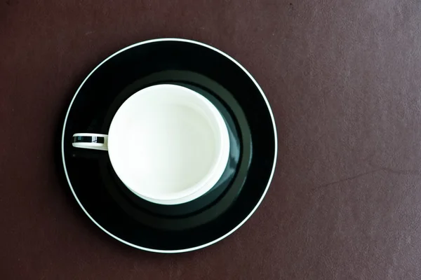 Tazza di caffè su un materassino marrone — Foto Stock