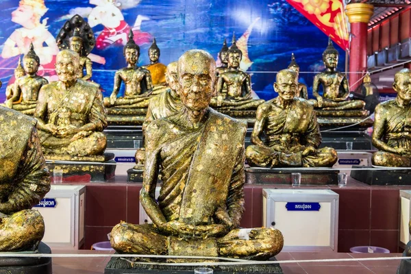 Thai mehrere goldene Mönche Statue — Stockfoto