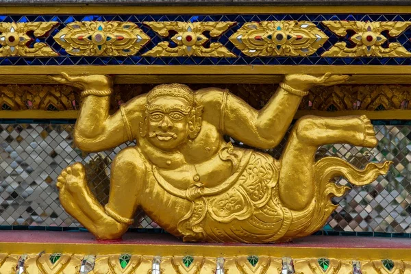 Asiatische goldene Dämonenstatue im Sitzen — Stockfoto