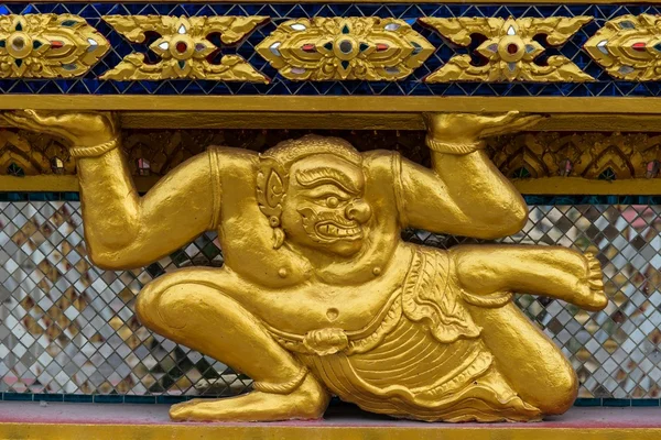 Asiatische goldene Dämonenstatue im Sitzen — Stockfoto