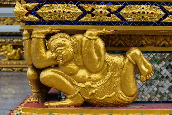 Statue de démon d'or asiatique en position assise — Photo