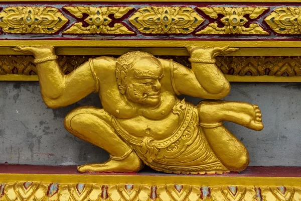 Asiatische goldene Dämonenstatue im Sitzen — Stockfoto