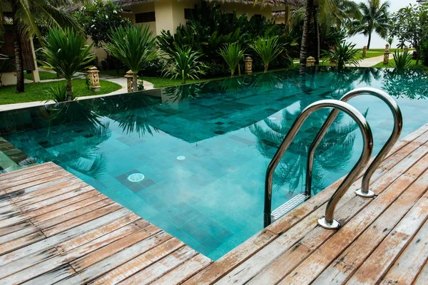 Pequeña piscina con entorno de madera rodeada de árboles — Foto de Stock