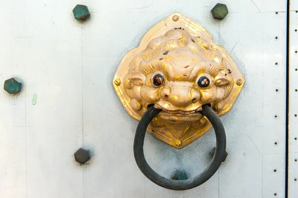 Templo chinês maçaneta da porta dourada — Fotografia de Stock