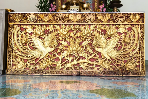 Antigua escultura de templo chino dorado — Stockfoto