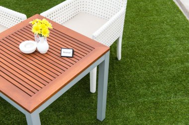 Yeşil çimenlerin üzerinde tropikal ahşap yemek tablo