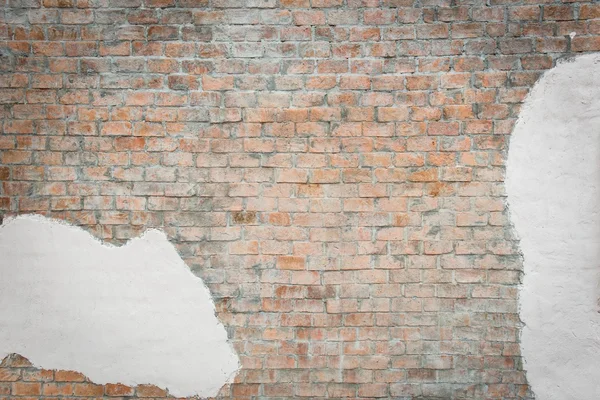 Brun tegelvägg med vit målad betong mönster — Stockfoto